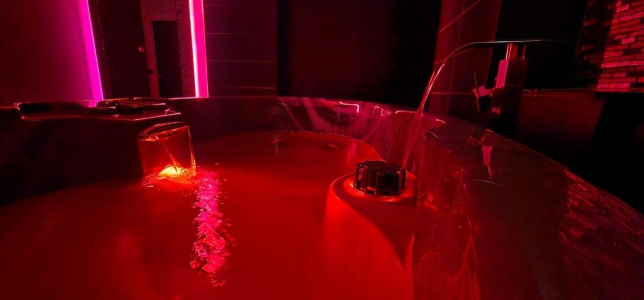 L'Aphrodite Jacuzzi Privatif Saint-Zacharie Exterior photo